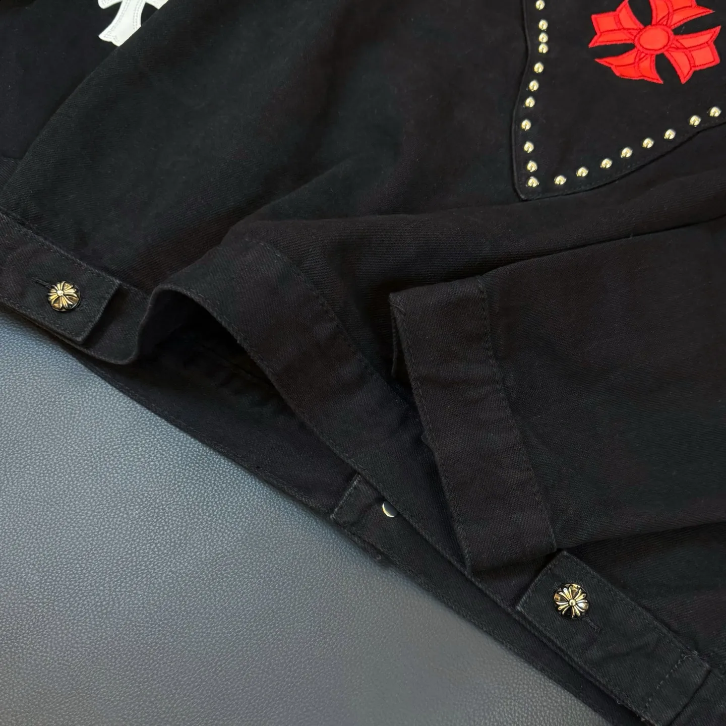 P300 model number: D352 Chrome hearts Crow contrasting leather rivet denim jacket SIZE#S m l xl